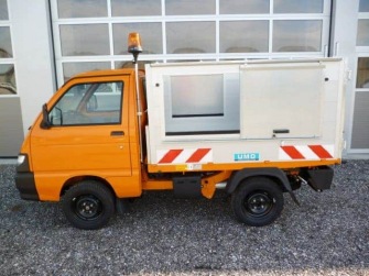 Müllaufbau oben offen mit 2 Hecktüren