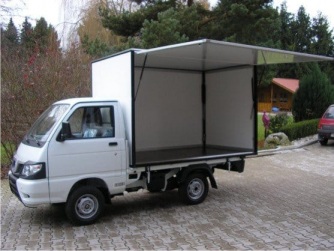 Kofferaufbau mit Seitenklappe