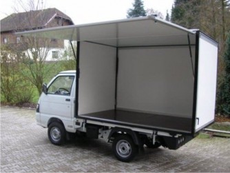 Kofferaufbau mit Seitenklappe