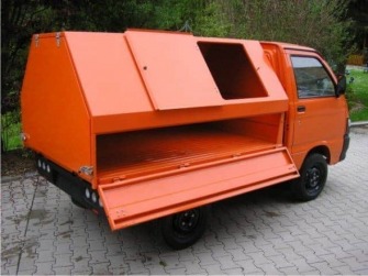 Müllaufbau mit Öffnungsklappen und abklappbarer Bordwand