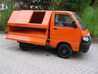 Müllaufbau mit Öffnungsklappen und abklappbarer Bordwand