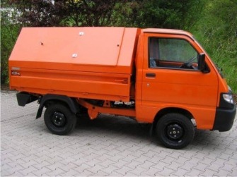 Müllaufbau mit Öffnungsklappen und abklappbarer Bordwand