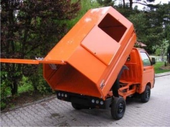 Müllaufbau mit Öffnungsklappen und abklappbarer Bordwand