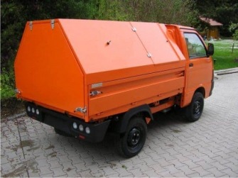 Müllaufbau mit Öffnungsklappen und abklappbarer Bordwand