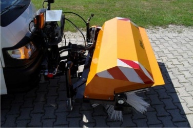 Kehrmaschine mit rotierender Bürste