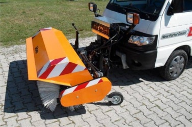 Kehrmaschine mit rotierender Bürste