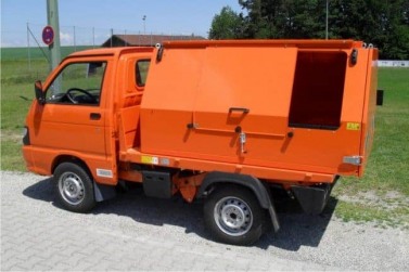 Müllaufbau mit Schiebeklappen