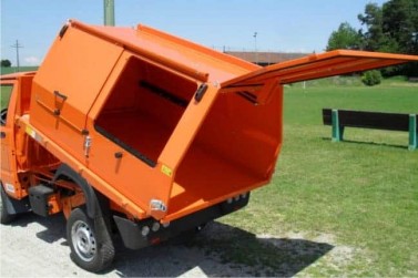 Müllaufbau mit Schiebeklappen