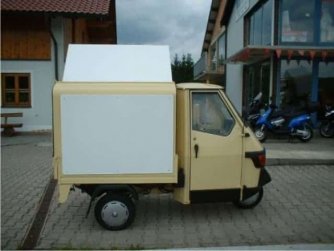 APE 50 mit Werbetafeln und Dachaufsetzer