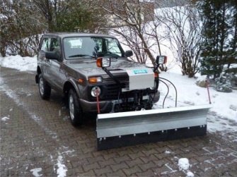 Lada mit Schneepflug