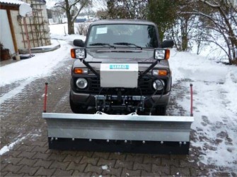 Lada mit Schneepflug