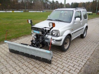 Suzuki Jimny mit Schneepflug