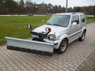 Suzuki Jimny mit Schneepflug